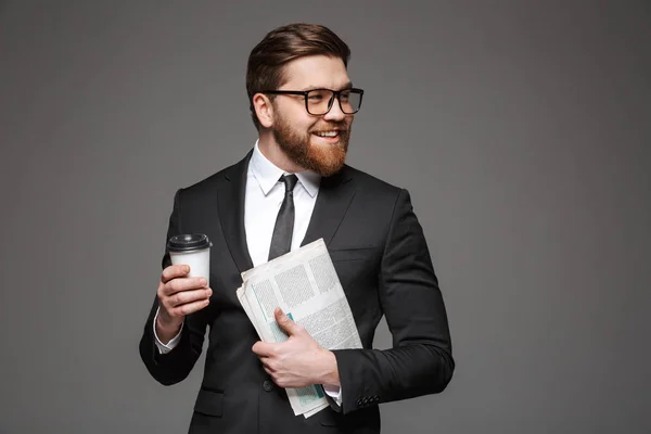 Retrato Jovem Empresário Alegre Segurando Xícara Café Computador Portátil Enquanto — Fotografia de Stock