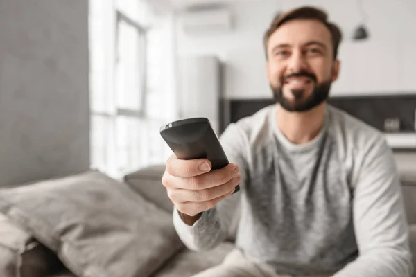 Ritratto Giovane Eccitato Che Tiene Telecomando Della Seduto Divano Casa — Foto Stock