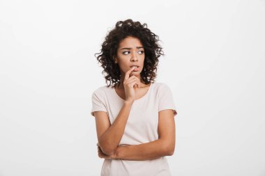 Beyaz arka plan üzerinde uzak izole arıyorsunuz bir dalgın genç afro Amerikalı kadın portresi