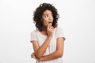 Beyaz arka plan üzerinde uzak izole arıyorsunuz bir şok genç afro Amerikalı kadın portresi