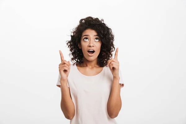 Retrato Mujer Americana Camiseta Básica Con Pelo Rizado Mirando Hacia — Foto de Stock