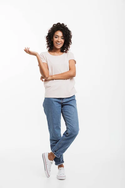 Retrato Comprimento Total Mulher Americana Sorridente Vestindo Jeans Camiseta Com — Fotografia de Stock