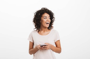 Cep telefonu kullaranarak ve bir kenara boşaltmak izole beyaz arka plan üzerinde seyir afro saç modeli ile kadın iletişim