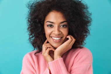 Güzel kadının 20'lerin üzerinde mavi arka plan izole mükemmel beyaz dişler ile kameraya gülümseyen afro saç modeli ile çok renkli görüntü