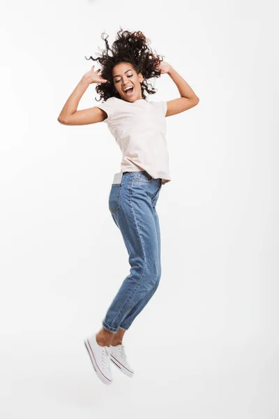 Imagem Completa Mulher Americana Africana Atraente Com Cabelo Encaracolado Marrom — Fotografia de Stock