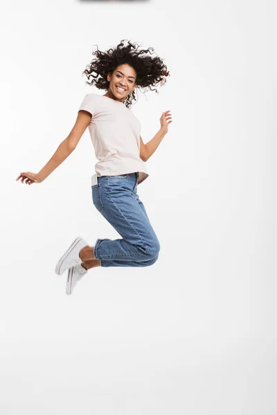 Ganzkörperporträt Einer Zufriedenen Amerikanerin Die Jeans Und Shirt Trägt Und — Stockfoto