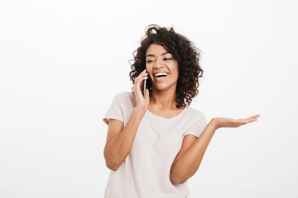Mujer Americana Feliz Con Peinado Afro Usando Camiseta Hablando Teléfono — Foto de Stock