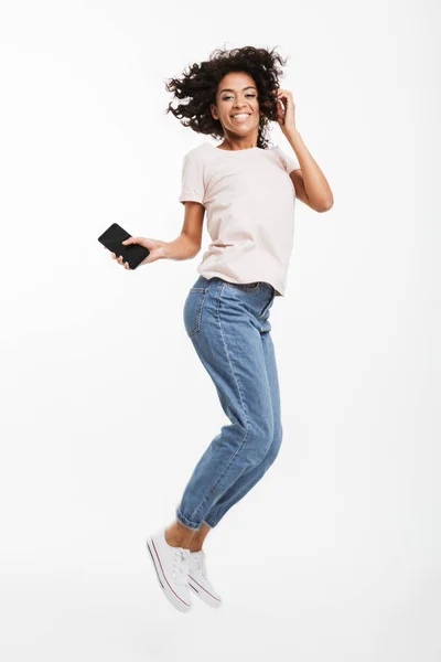 청바지와 스마트폰으로 서핑을 머리와 아프리카계 미국인 여자의 이미지 — 스톡 사진