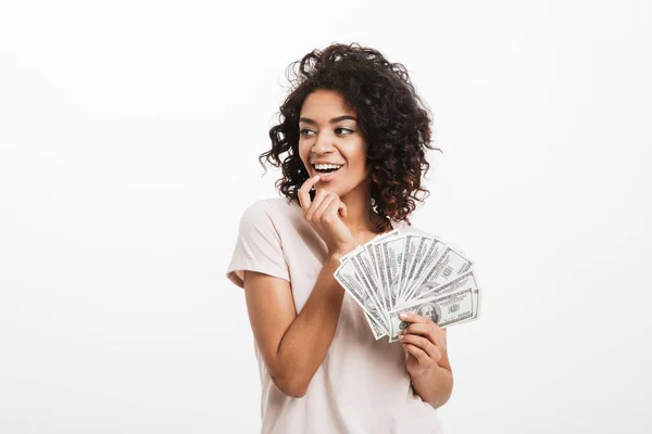 Freudige Amerikanerin Mit Afro Frisur Und Breitem Lächeln Hält Fan — Stockfoto