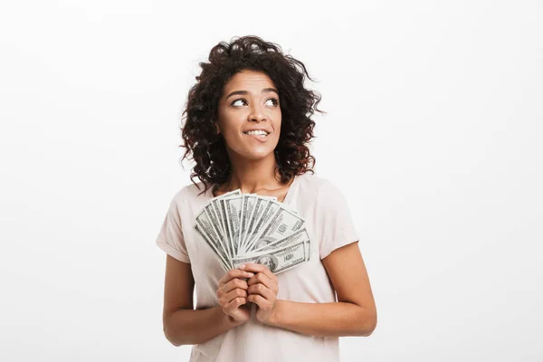 Entzückende Amerikanerin Mit Lockigem Braunem Haar Hält Fan Von Geld — Stockfoto