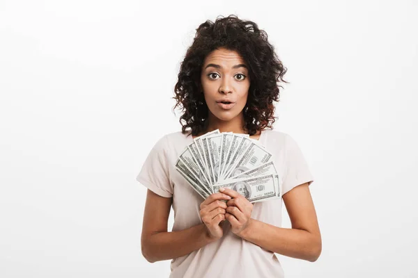 Upphetsad Amerikansk Kvinna Med Afro Frisyr Innehar Massor Pengar Dollar — Stockfoto