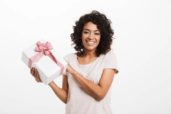 Портрет Усміхнений Молодих Афро Американської Жінки Тримає Присутній Box Ізольовані — стокове фото