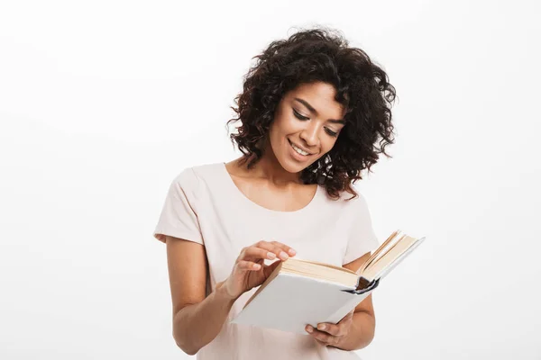 Ritratto Una Giovane Donna Afro Americana Sorridente Che Legge Libro — Foto Stock