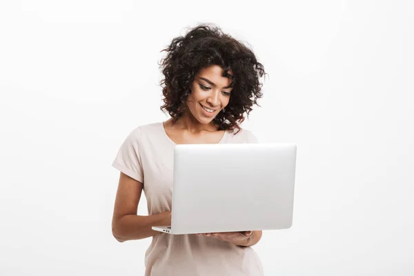 用笔记本电脑隔离在白色背景下的快乐年轻美国黑人妇女肖像 — 图库照片