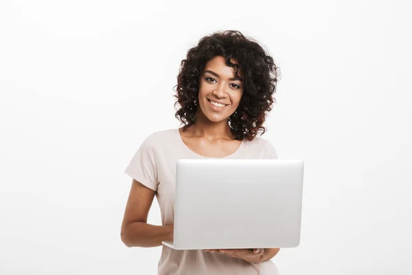 Portret Uśmiechający Się Młodych Afro American Kobieta Trzyma Laptopa Białym — Zdjęcie stockowe