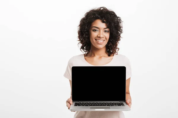 Portrait Happy Young Afro American Woman Showing Blank Screen Laptop — Stock Photo, Image