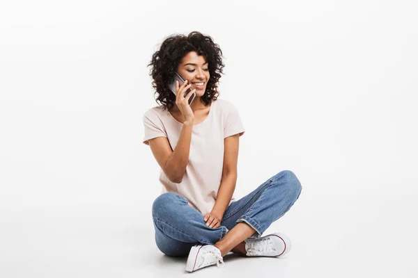 Retrato Mulher Afro Americana Muito Jovem Falando Telefone Celular Enquanto — Fotografia de Stock