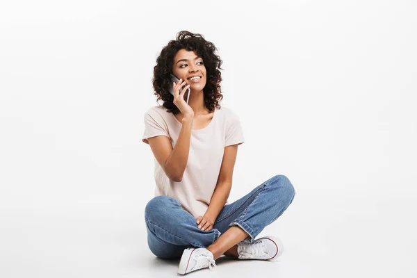 Retrato Una Joven Afroamericana Sonriente Hablando Por Teléfono Móvil Mientras — Foto de Stock