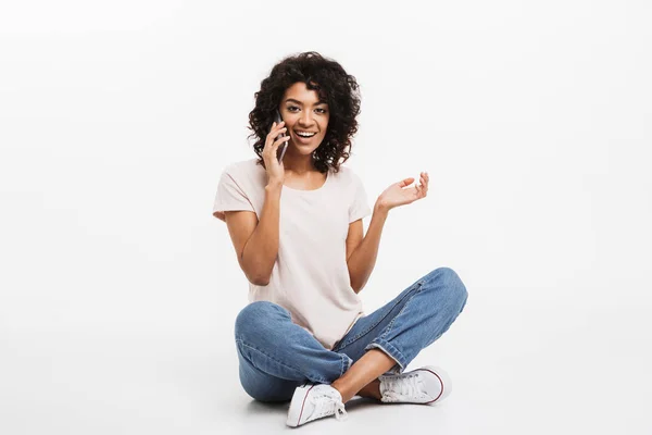Retrato Una Joven Afro Americana Feliz Hablando Por Teléfono Móvil — Foto de Stock