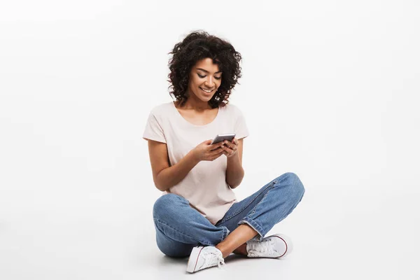 Portret Szczęśliwy Młody Afro American Kobieta Pomocą Telefonu Komórkowego Siedząc — Zdjęcie stockowe