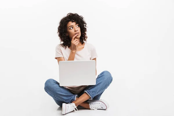 Πορτρέτο Συλλογισμένος Νεαρή Afro Αμερικανός Γυναίκα Που Χρησιμοποιούν Φορητό Υπολογιστή — Φωτογραφία Αρχείου