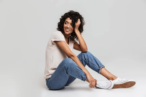 Retrato Alegre Joven Afroamericana Descansando Sentada Suelo Aislado Sobre Fondo — Foto de Stock