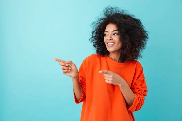 Foto Glad Kvinna Röd Skjorta Titta Sidan Och Pekar Finger — Stockfoto