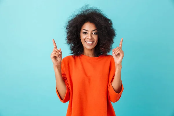 Mulher Americana Otimista Camisa Colorida Olhando Para Câmera Apontando Dedos — Fotografia de Stock
