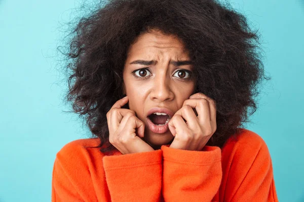 Kleurrijke Beeld Close Van Bang Vrouw Rode Shirt Poseren Camera — Stockfoto