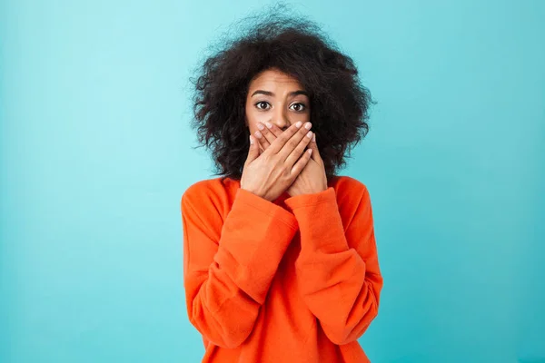 Imagen Mujer Sorprendida Años Ropa Casual Mirando Cámara Cubriendo Boca — Foto de Stock