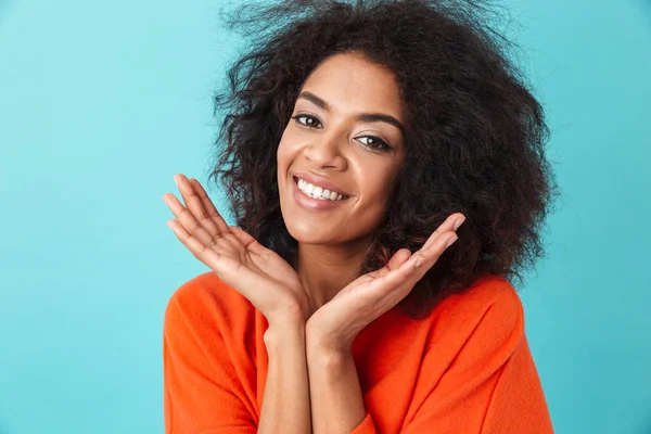 Mujer Morena Feliz Camisa Naranja Mirando Cámara Con Sonrisa Manteniendo — Foto de Stock