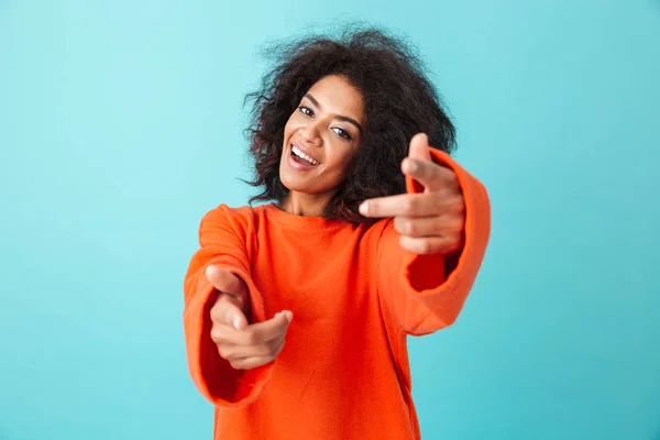 Photo Belle Femme Avec Une Coiffure Afro Regardant Caméra Pointant — Photo