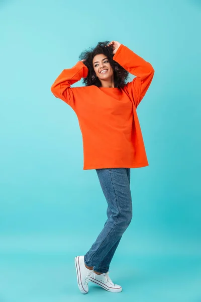 Foto Larga Duración Mujer Americana Camisa Naranja Jeans Sonriendo Mirando — Foto de Stock