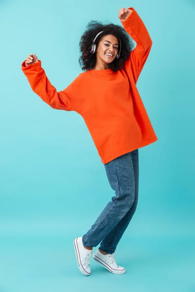 Foto Larga Duración Una Mujer Sonriente Americana Con Camisa Naranja — Foto de Stock