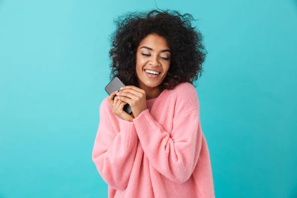 Americana Mulher Feliz Camisa Rosa Sorrindo Segurando Telefone Celular Preto — Fotografia de Stock