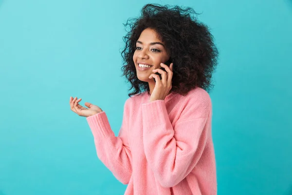 Американская Счастливая Женщина Розовой Рубашке Улыбается Говорит Черном Мобильном Телефоне — стоковое фото