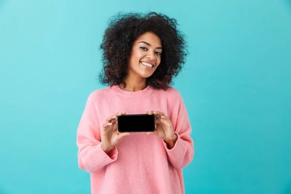 陽気な女性 代保有携帯電話と Copyspace 黒画面の青い背景に分離を示す肖像画 — ストック写真