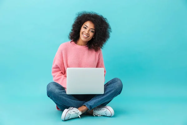 Mujer Atractiva Con Hermosa Sonrisa Usando Cuaderno Plata Mientras Está — Foto de Stock