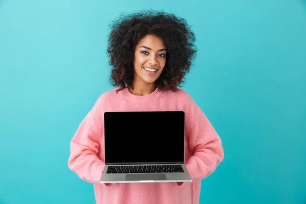 Neşeli Kadın Yaşlarda Holding Laptop Mavi Arka Plan Üzerinde Izole — Stok fotoğraf