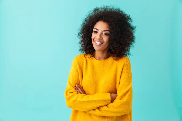 Glückliche Brünette Frau Gelbem Hemd Die Mit Perfektem Lächeln Die — Stockfoto