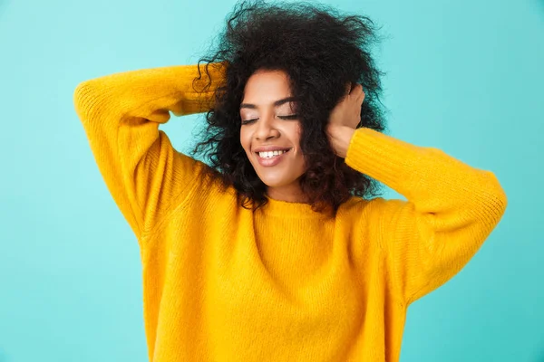 Ritratto Colorato Adorabile Donna Camicia Gialla Posa Sulla Macchina Fotografica — Foto Stock