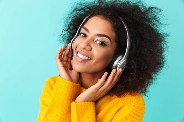 Africano Americano Sorrindo Mulher Camisa Amarela Ouvindo Música Fones Ouvido — Fotografia de Stock