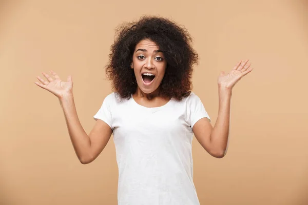 Retrato Una Joven Africana Emocionada Celebrando Éxito Aislada Sobre Fondo —  Fotos de Stock