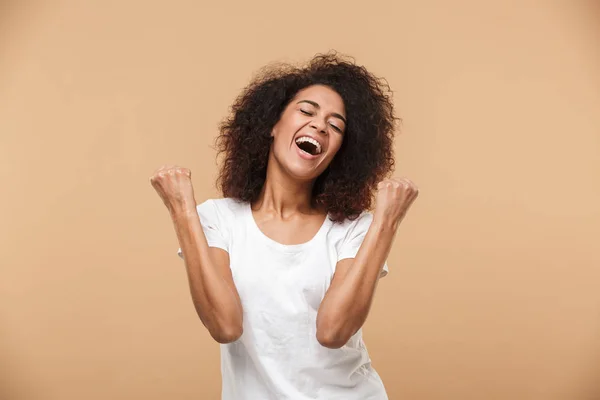 Retrato Uma Jovem Mulher Africana Feliz Celebrando Sucesso Isolado Sobre — Fotografia de Stock