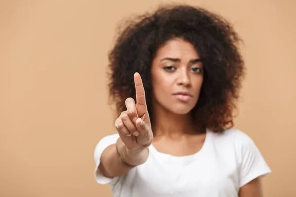 Close Retrato Uma Jovem Mulher Africana Confiante Mostrando Parar Gesto — Fotografia de Stock