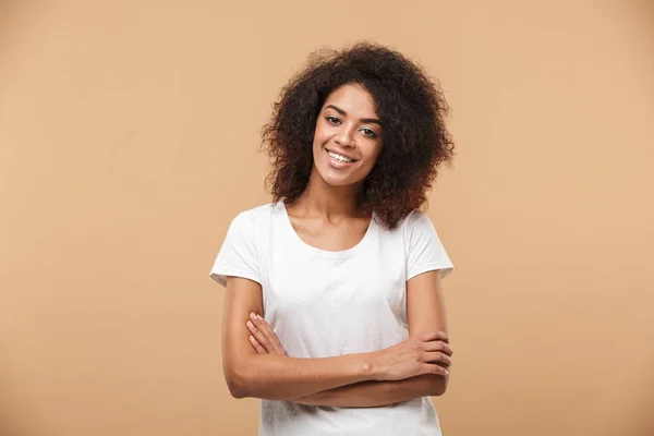 Retrato Uma Jovem Africana Sorridente Com Braços Dobrados Isolados Sobre — Fotografia de Stock