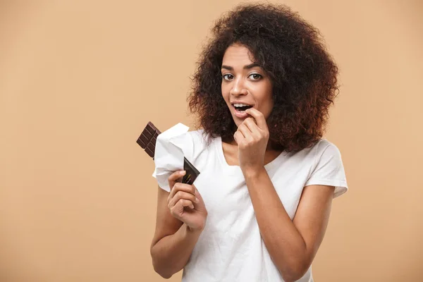 Retrato Uma Jovem Mulher Africana Alegre Segurando Barra Chocolate Isolada — Fotografia de Stock