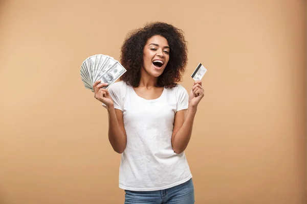 Retrato Uma Jovem Africana Feliz Segurando Monte Notas Dinheiro Cartão — Fotografia de Stock