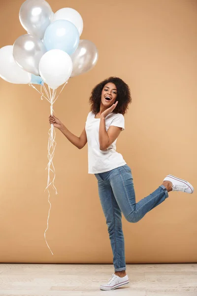 Ganzkörperporträt Einer Fröhlichen Jungen Afrikanerin Mit Luftballons Auf Beigem Hintergrund — Stockfoto