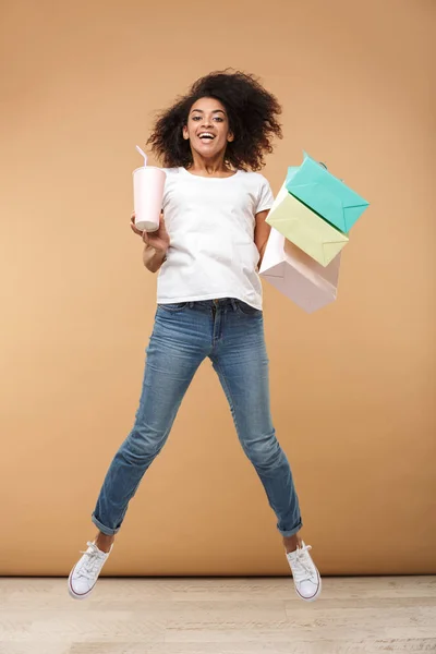 Ganzkörperporträt Einer Lächelnden Jungen Afrikanerin Die Springt Während Sie Einkaufstüten — Stockfoto